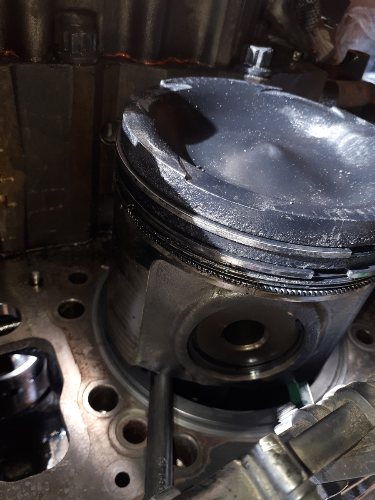 Поршень ДГУ покрытый нагаром.png