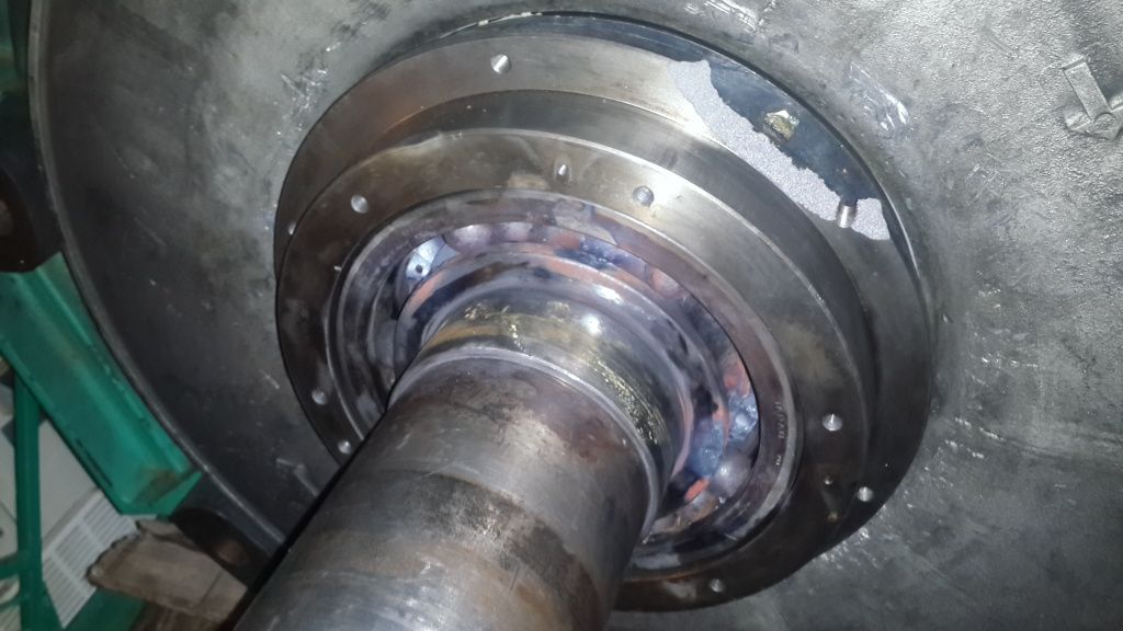 вид со стороны двигателя на разбитый подшипник генератора.jpg