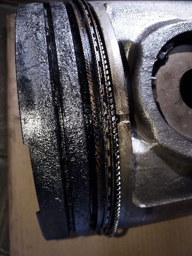 Поршень с забитыми нагаром канавками поршневых колец.jpg